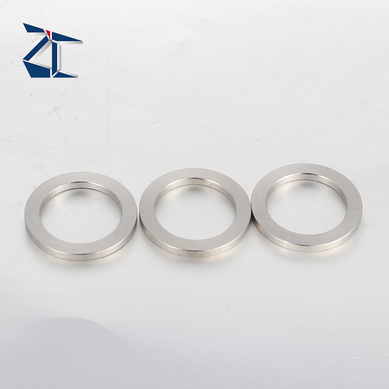حلقات تثبيت مخصصة من المصنع بحلقة إحكام خارجية وداخلية حلقة سيجر Din471 Din472 حلقة إحكام فولاذية 12 مللي متر