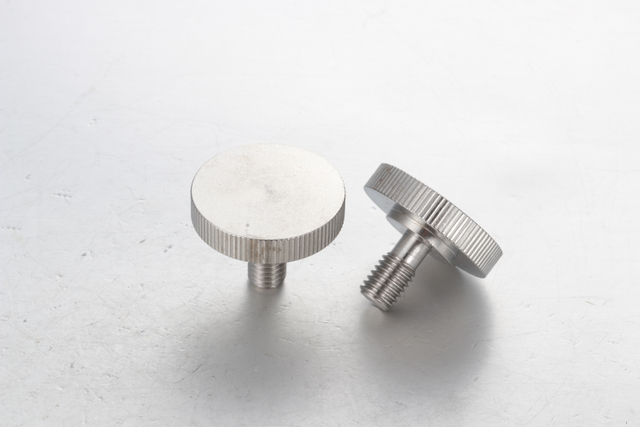 Unverlierbare Schrauben, ger&auml;ndelt, gro&szlig;er Flachkopf, Edelstahl, RNCB